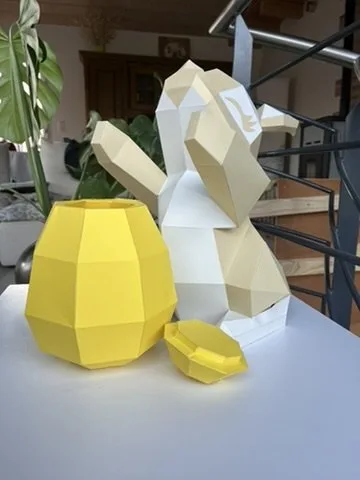 Lapin de Pâques en papercraft blanc à côté de son œuf jaune