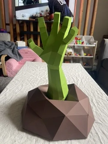 Main zombie verte sortant d’un socle rocheux