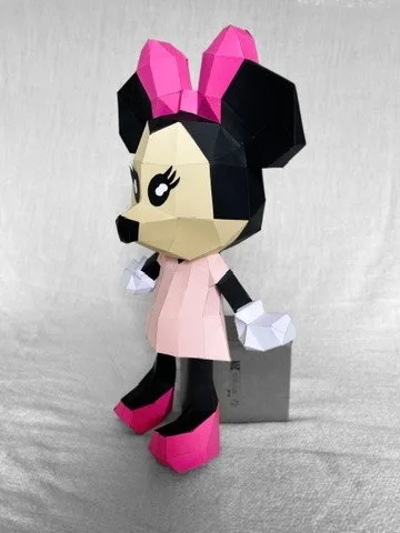 Minnie en robe rose et nœud assorti vue de trois quarts