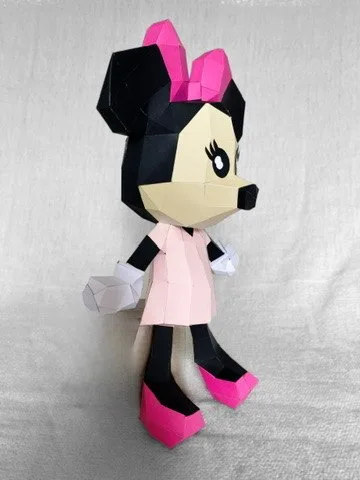 Minnie Mouse en robe rose avec nœud et chaussures roses