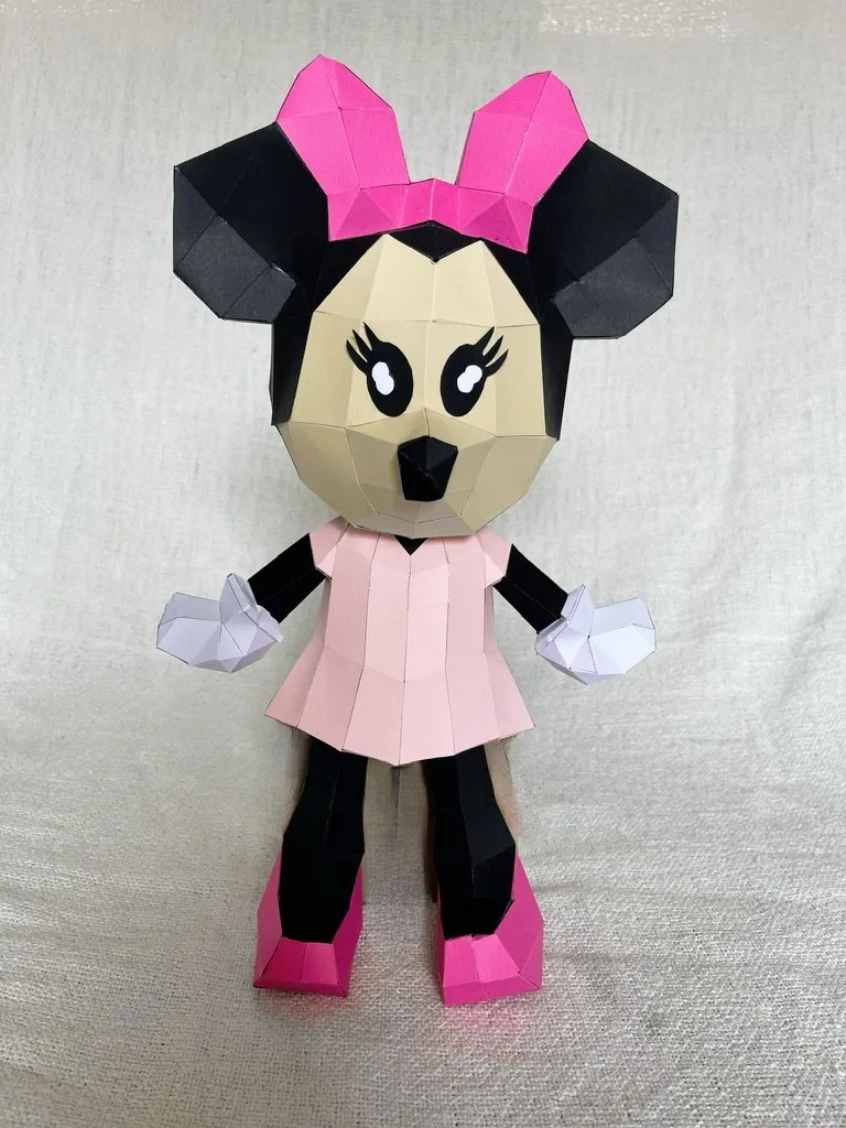 Figurine de Minnie debout en tenue rose complète