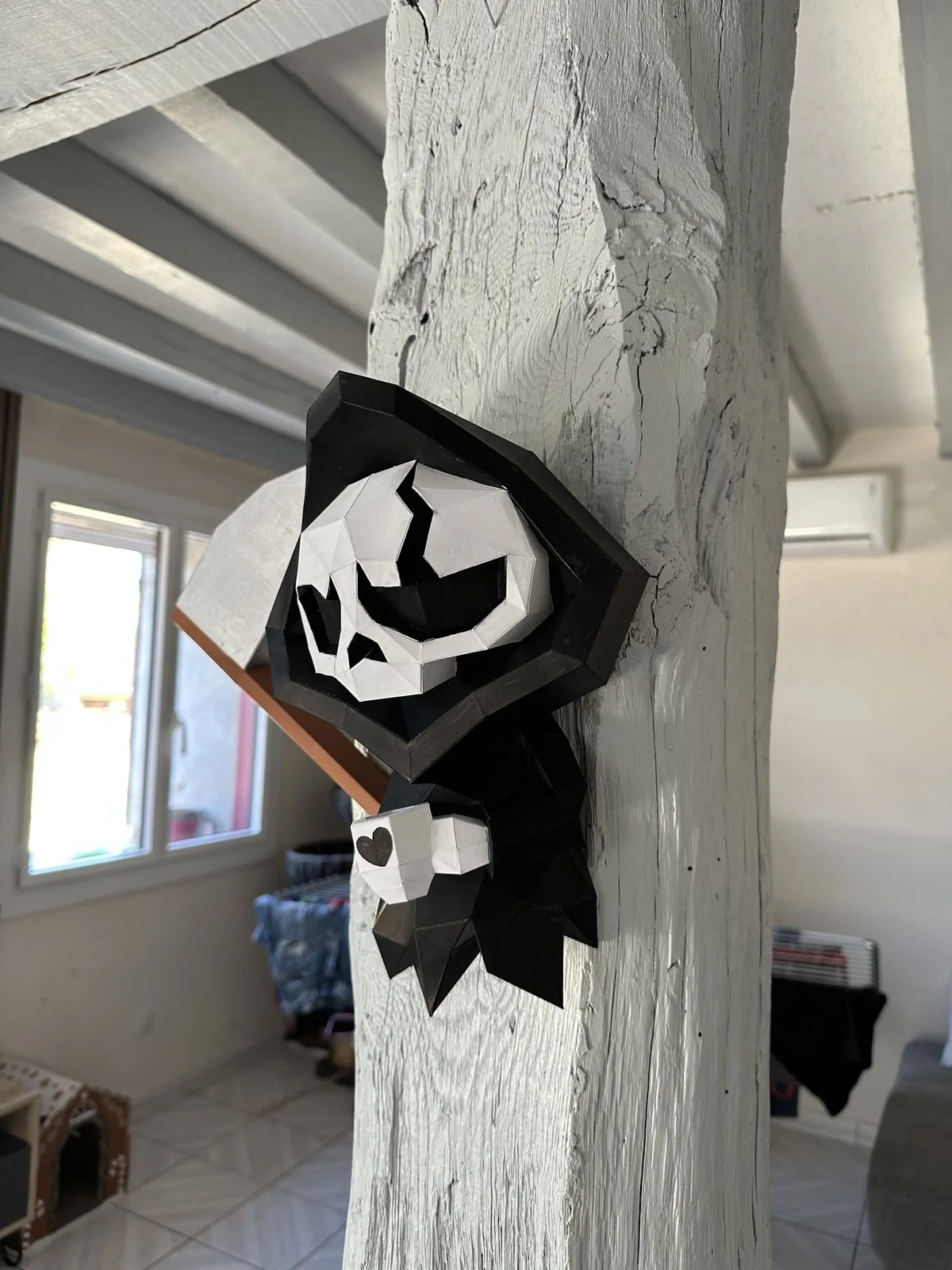 Faucheuse miniature noire avec faux et tasse de café à motifs