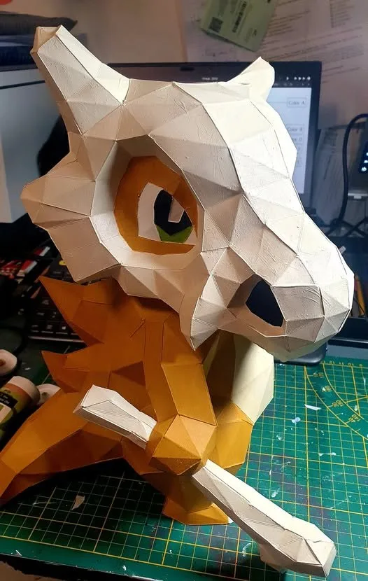 Origami Pokémon Osselet tenant un os sur fond clair