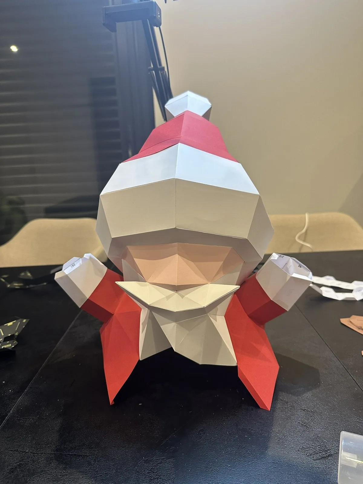Père Noël en papier bras levés, bonnet rouge, grosse barbe blanche, moufles blanches