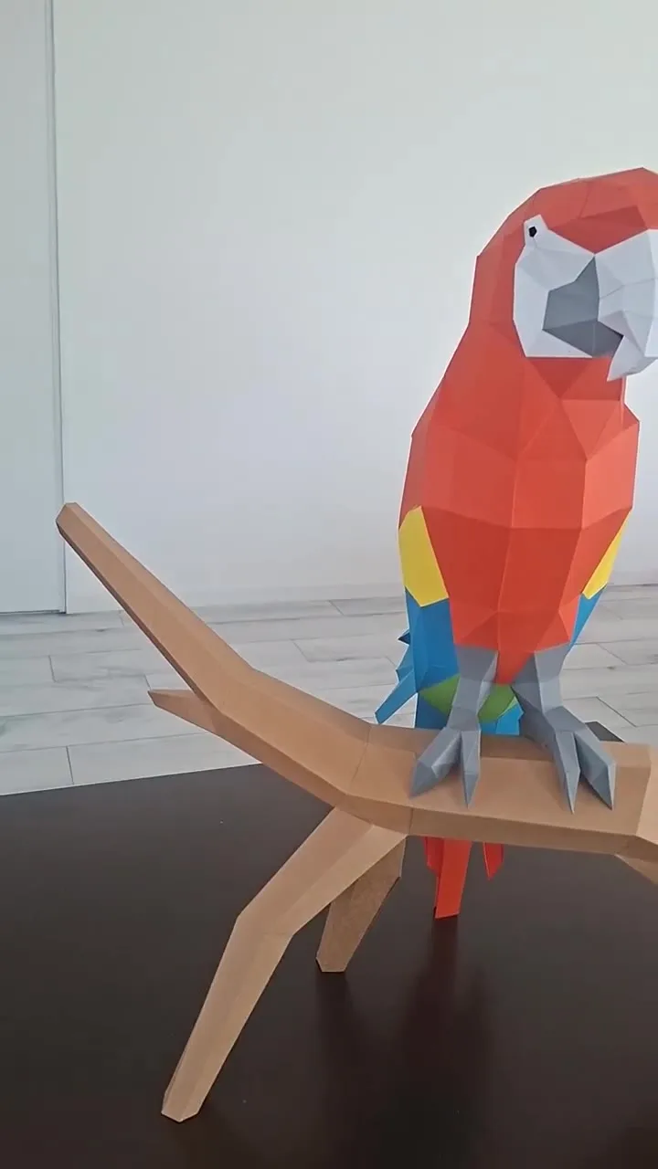 Perroquet Ara en papercraft posé sur son perchoir en papier