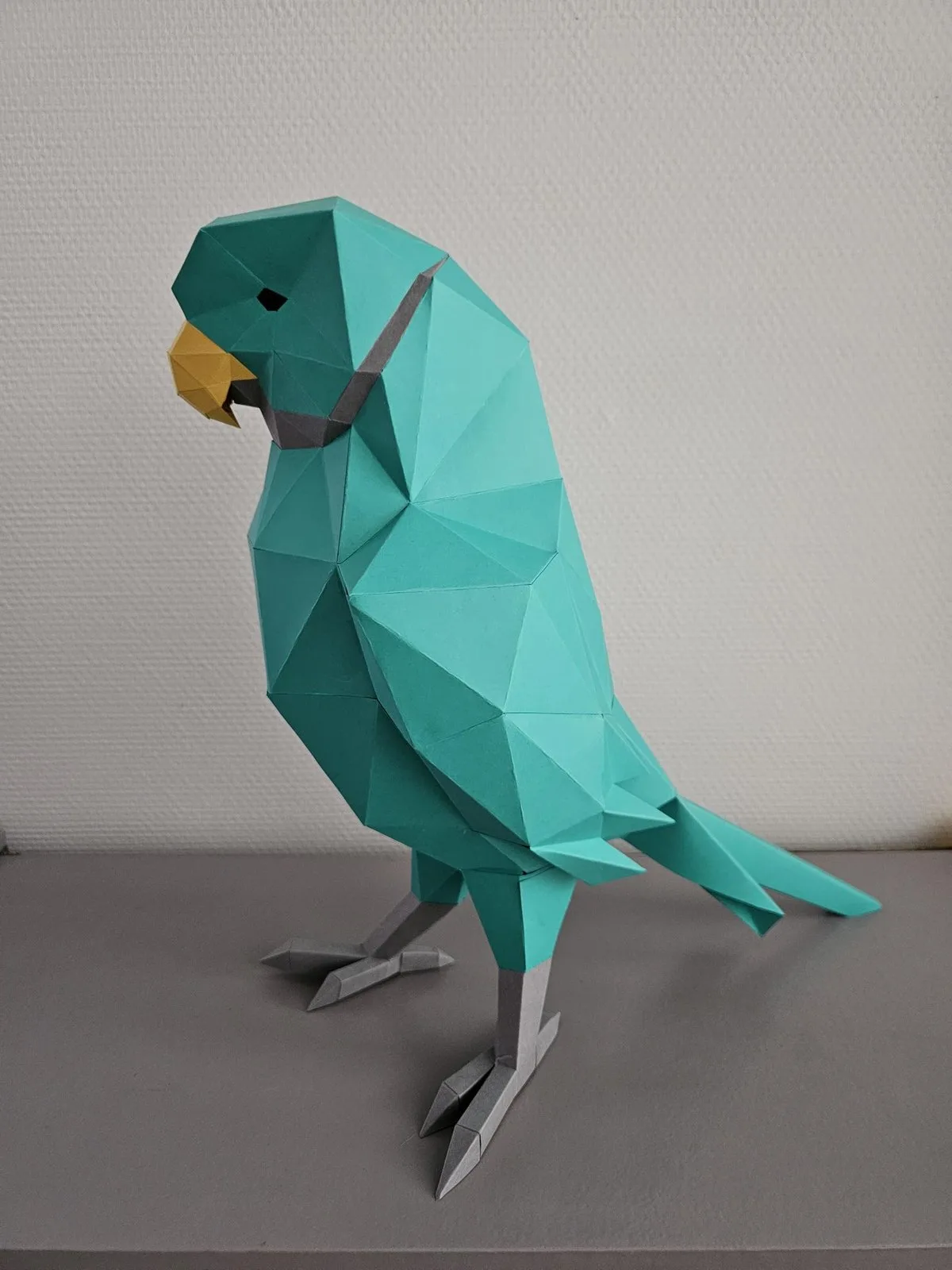 Perroquet vert en papercraft vu de face