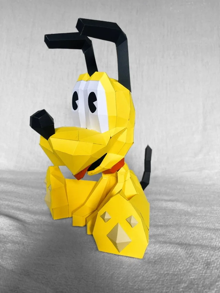 Pluto en papercraft tirant la langue avec collier