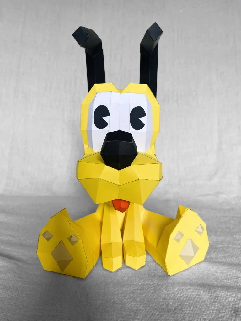 Pluto en papier assis avec oreilles noires et langue