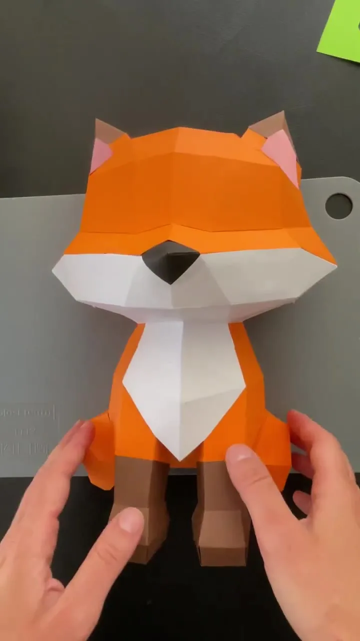 Renard en papier orange à poitrail blanc monté sur tapis
