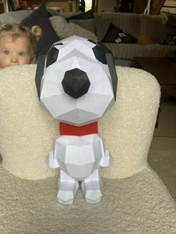 Snoopy debout face à nous avec son collier rouge caractéristique