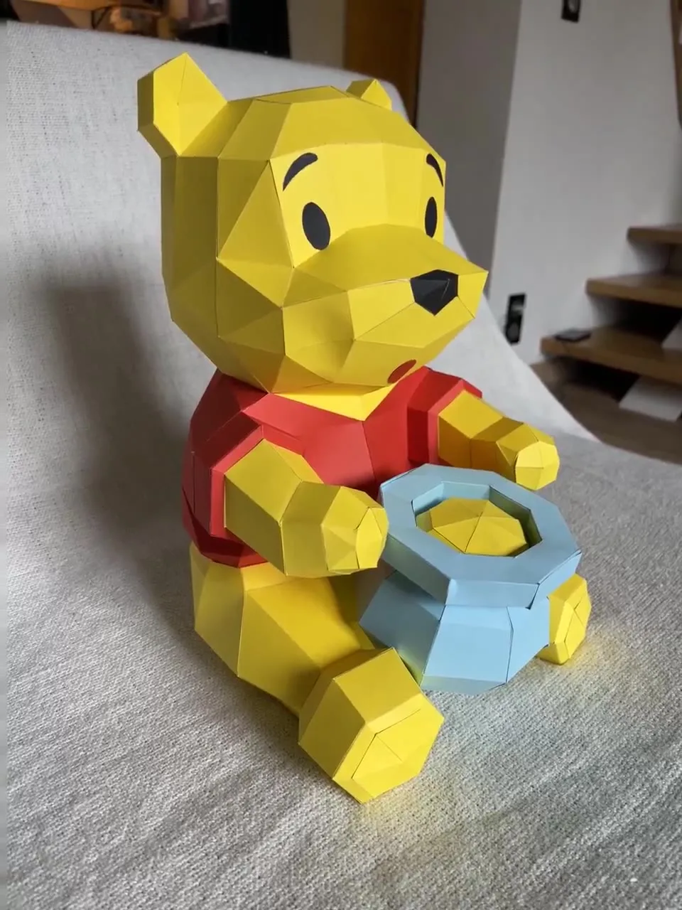 Winnie l’ourson en papier et son fidèle pot de miel bleu