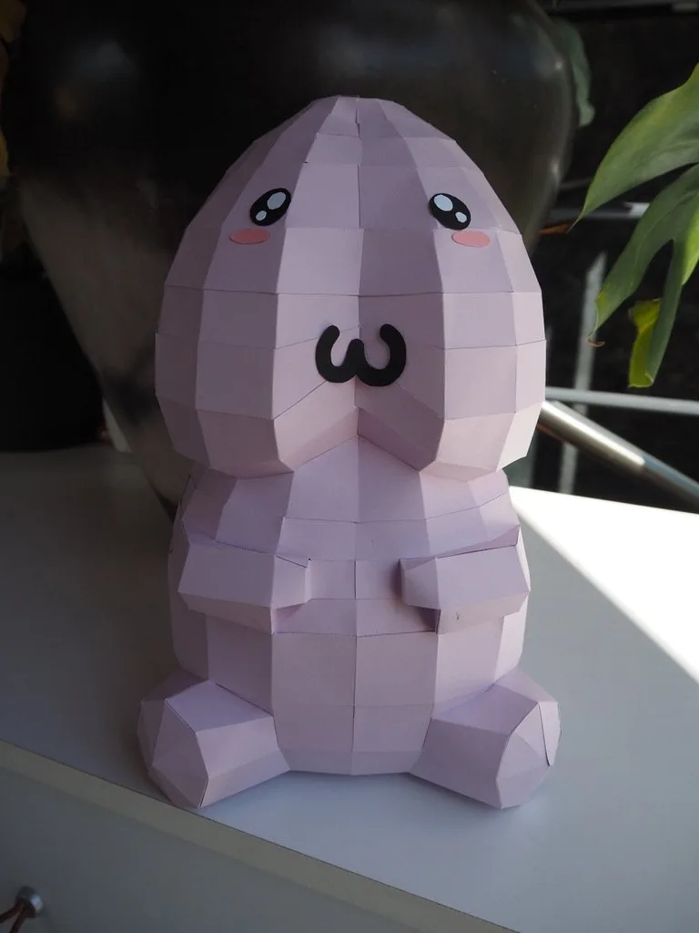 Figurine kawaii en forme de pénis rose au visage mignon