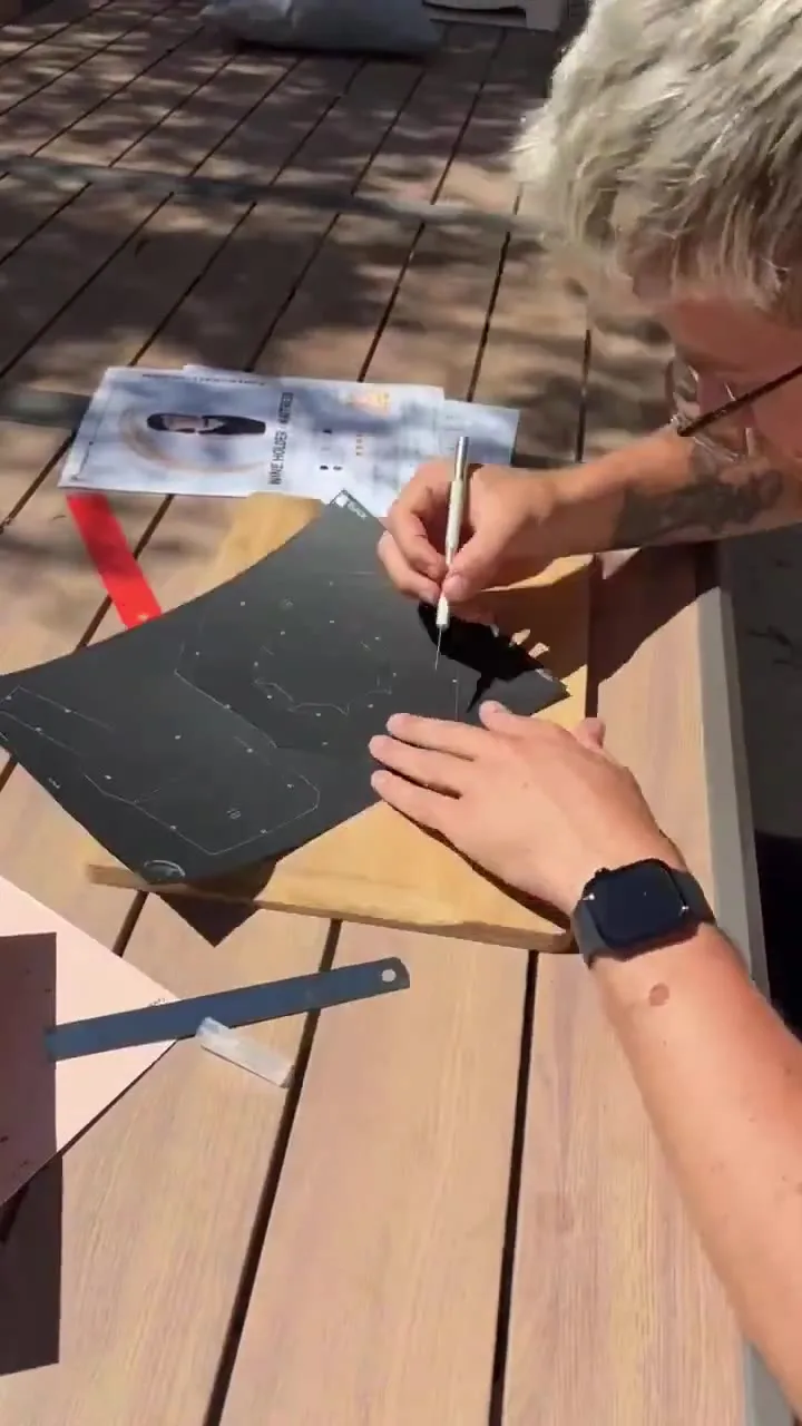 Planche de montage pour porte-bouteille serveuse rétro en papier