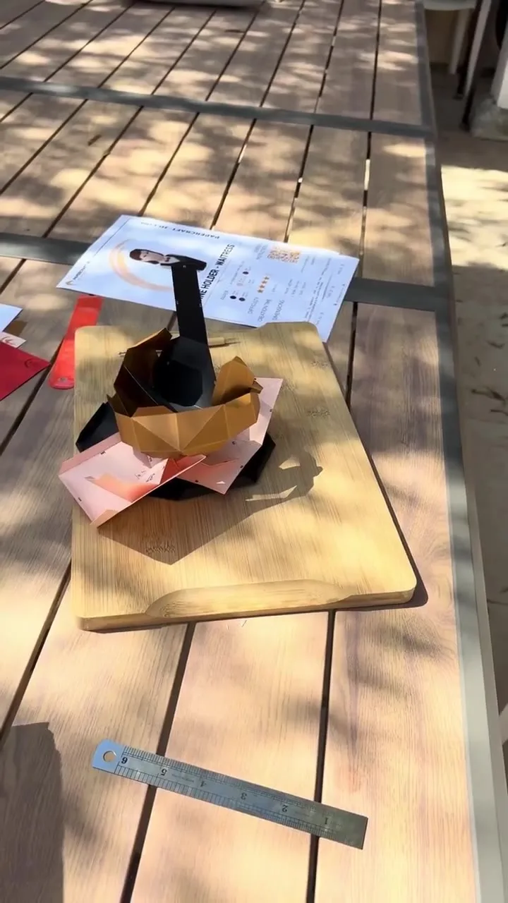 Pièces de papercraft en cours d'assemblage pour porte-bouteille