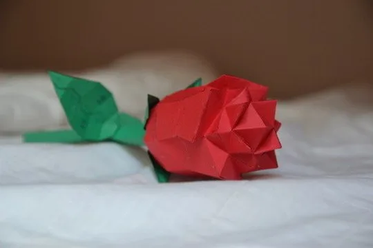 Papercraft rode roos in 3D-origami