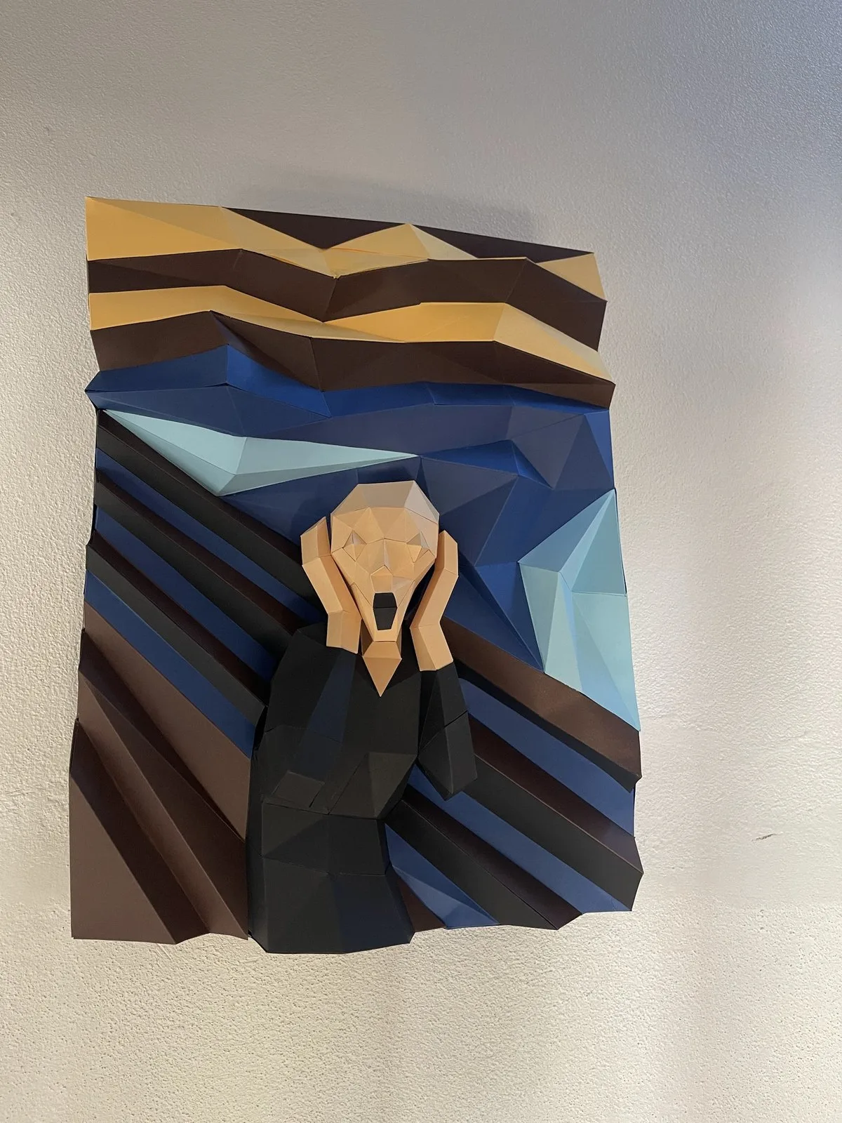 Œuvre murale en papier Le Cri de Munch en relief accrochée