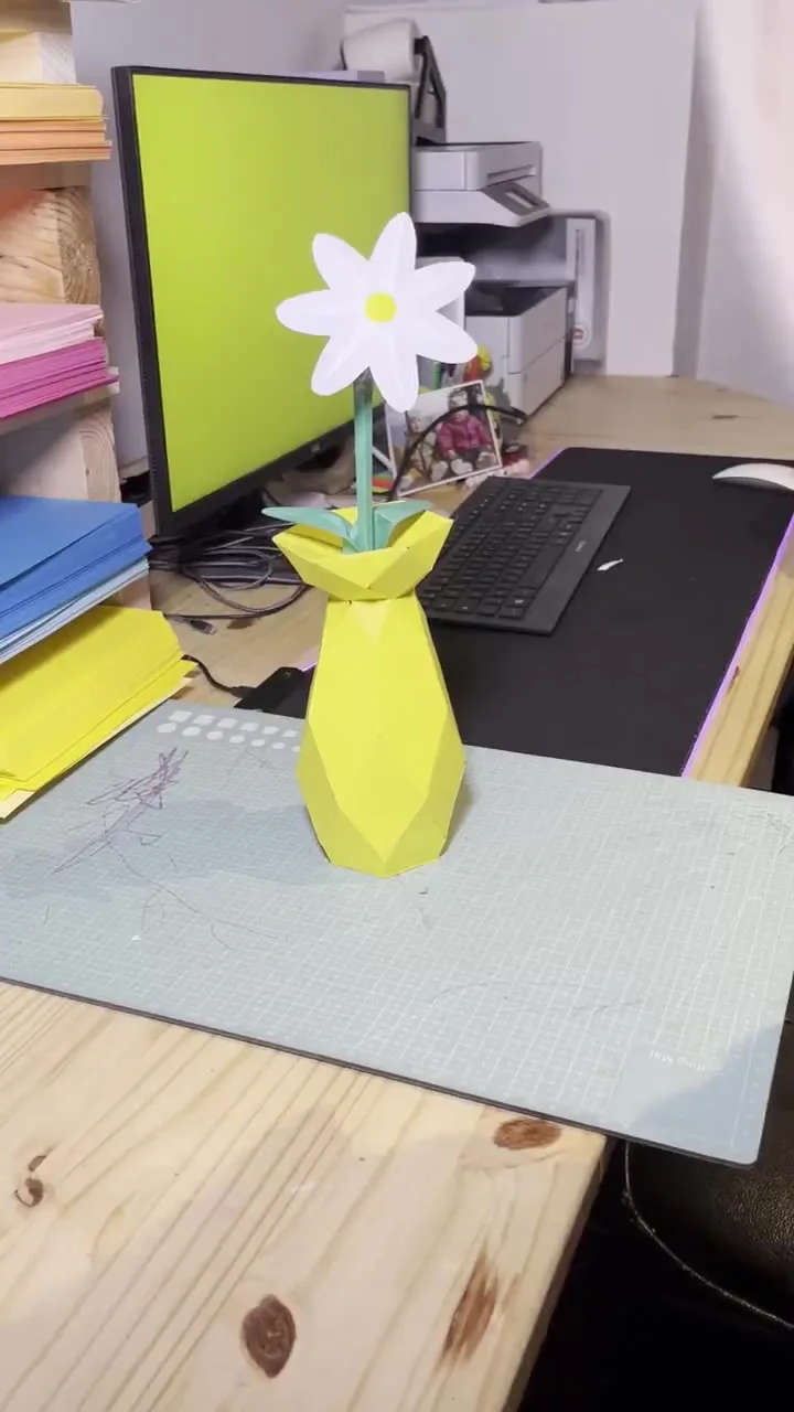 Vase with flower in 3D Papercraft