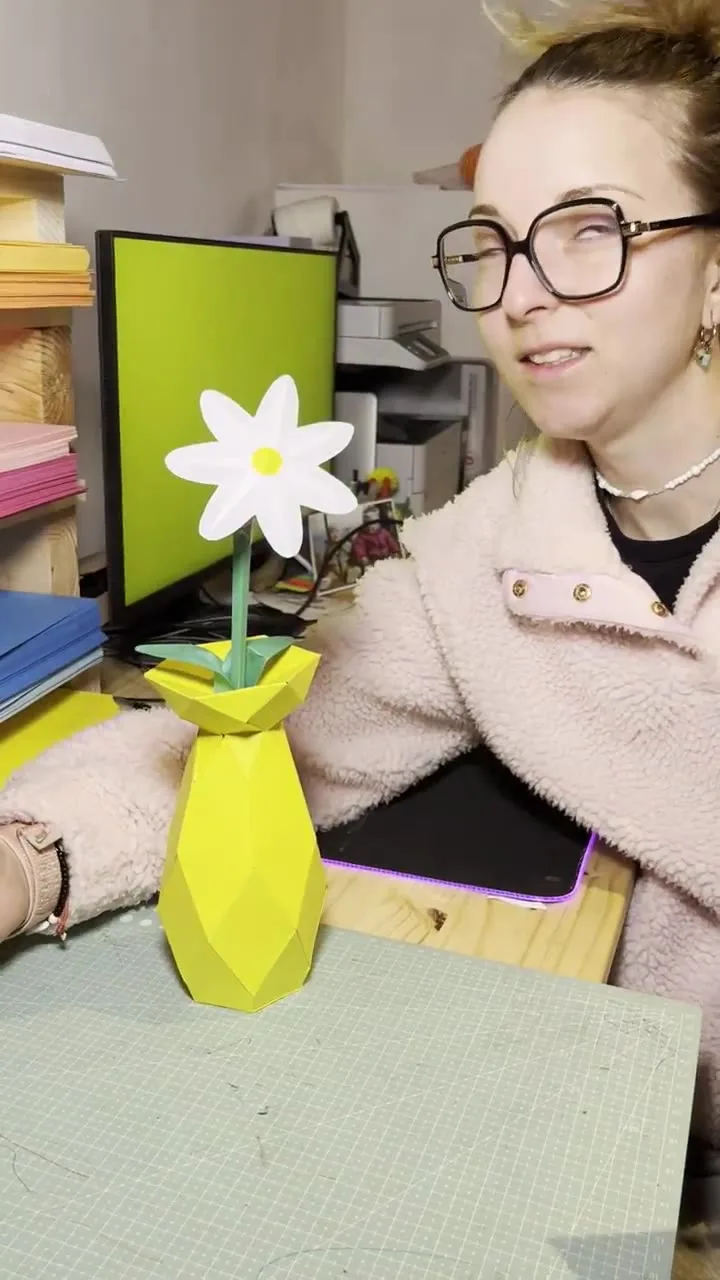 Vase with flower in 3D Papercraft