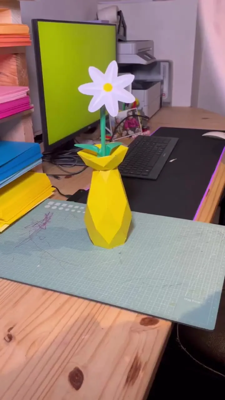 Vase with flower in 3D Papercraft