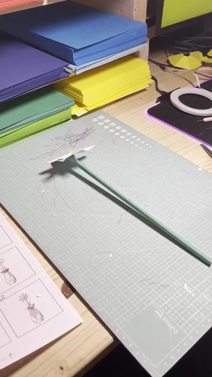 Vase with flower in 3D Papercraft