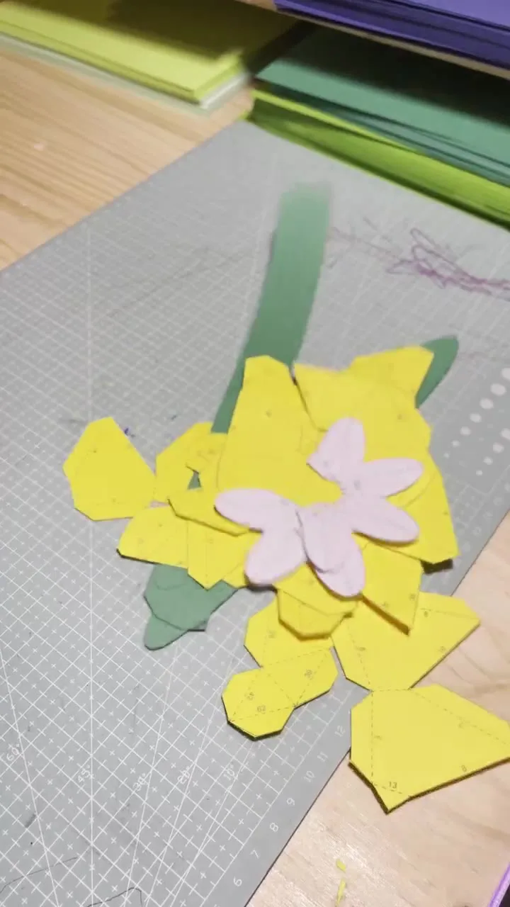 Vase with flower in 3D Papercraft
