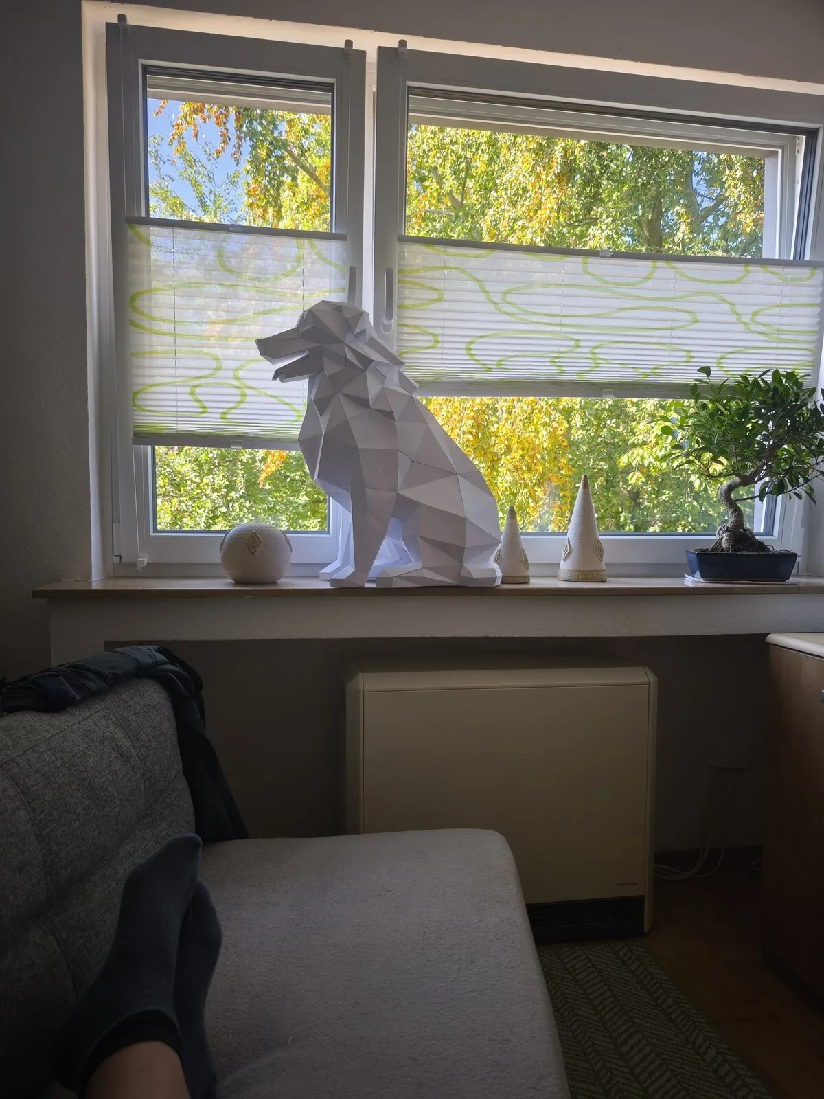 Sculpture de berger australien en papier exposée dans un intérieur