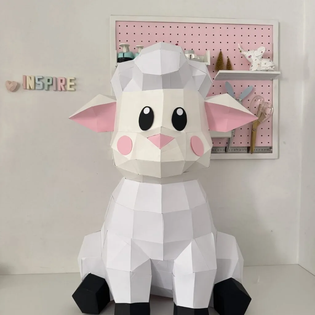 Papercraft de oveja sentada en origami 3D