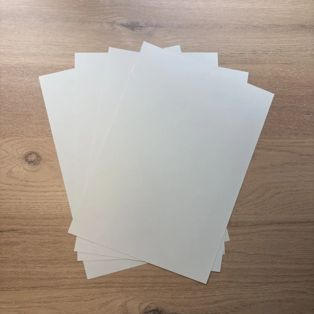 Papel cartão A4 cinza claro, acabamento fosco – mais de 180 g/m²