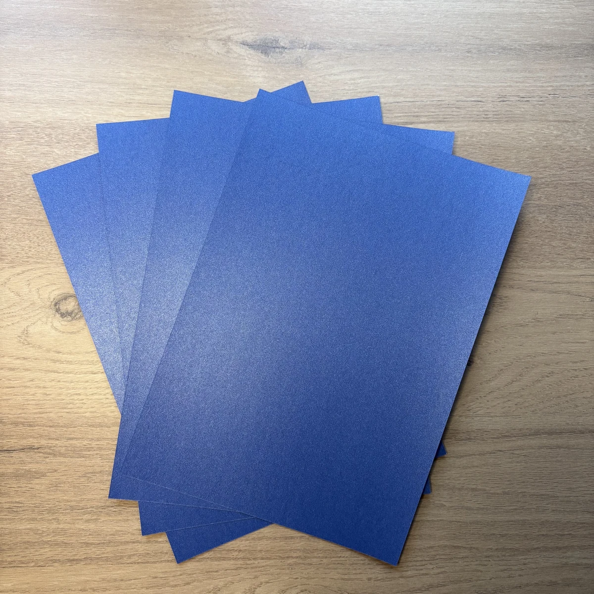 Cartulina A4 azul real, acabado brillante – más de 180 g/m² Cartulina A4 azul real, acabado brillante – más de 180 g/m²