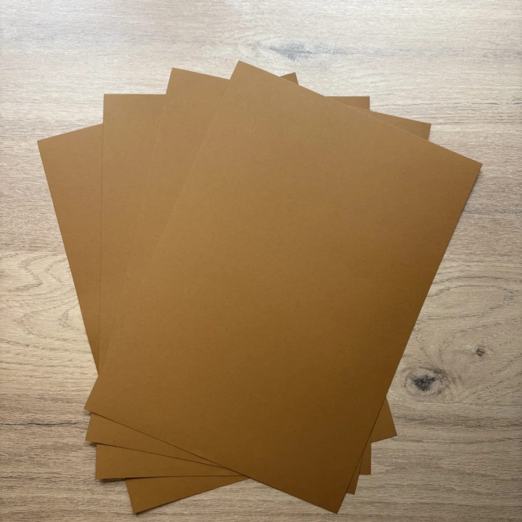 Papel cartão A4 Marrom, acabamento fosco – mais de 180 g/m²