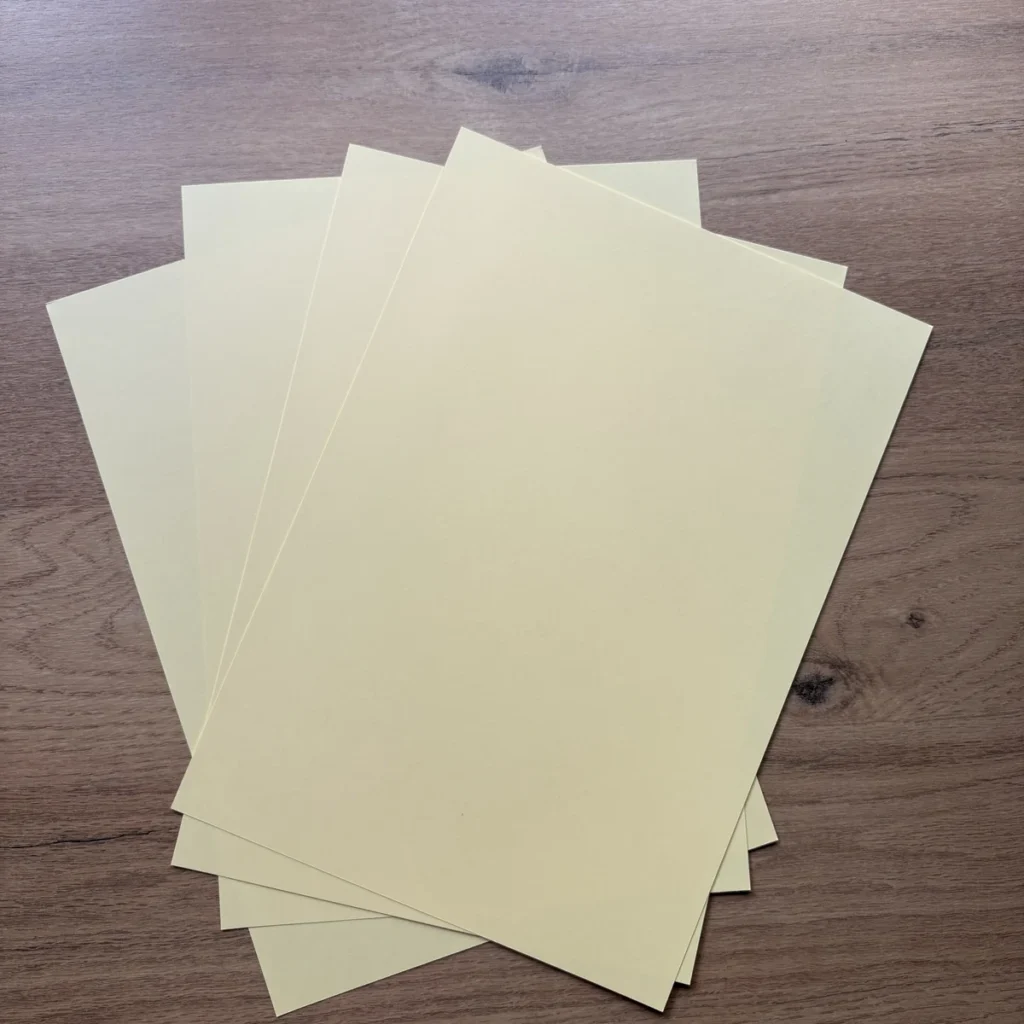 Cartulina A4 crema, acabado mate – más de 180 g/m²