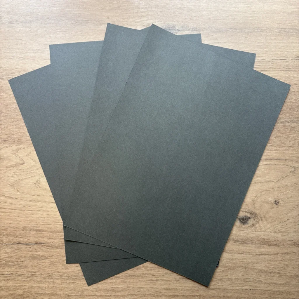 Papel cartão A4 cinza aço, acabamento fosco – mais de 180 g/m²
