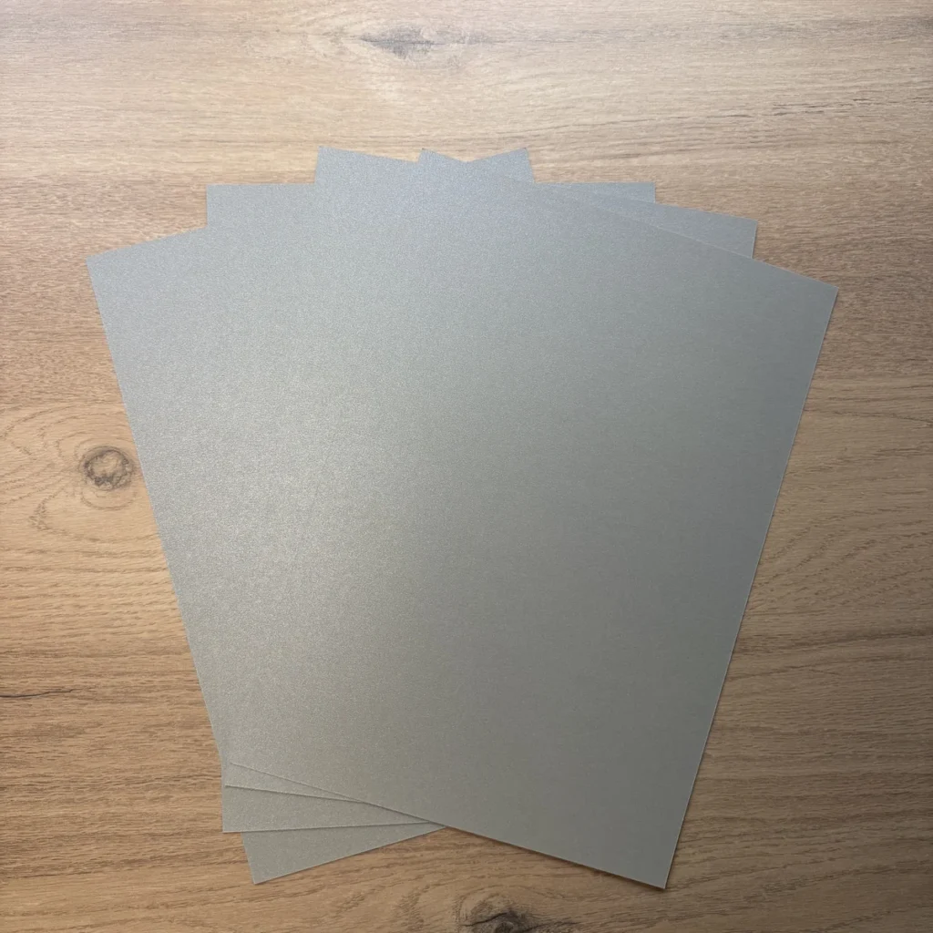 Farbkarton A4 – Perlgrau, glänzend, über 180 g/m²