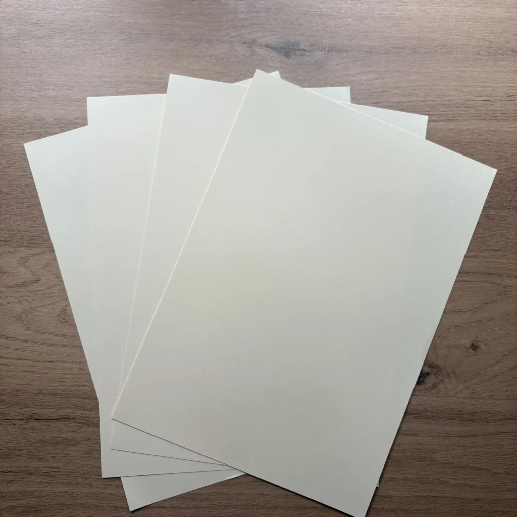 Cartulina A4 crema, acabado mate – más de 180 g/m²