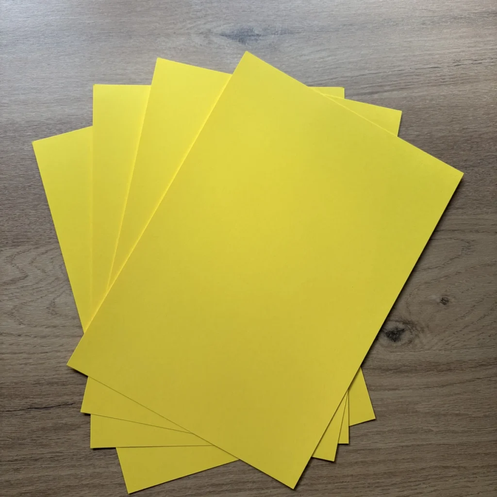 Papel cartão A4 amarelo-sol, acabamento fosco – mais de 180 g/m²