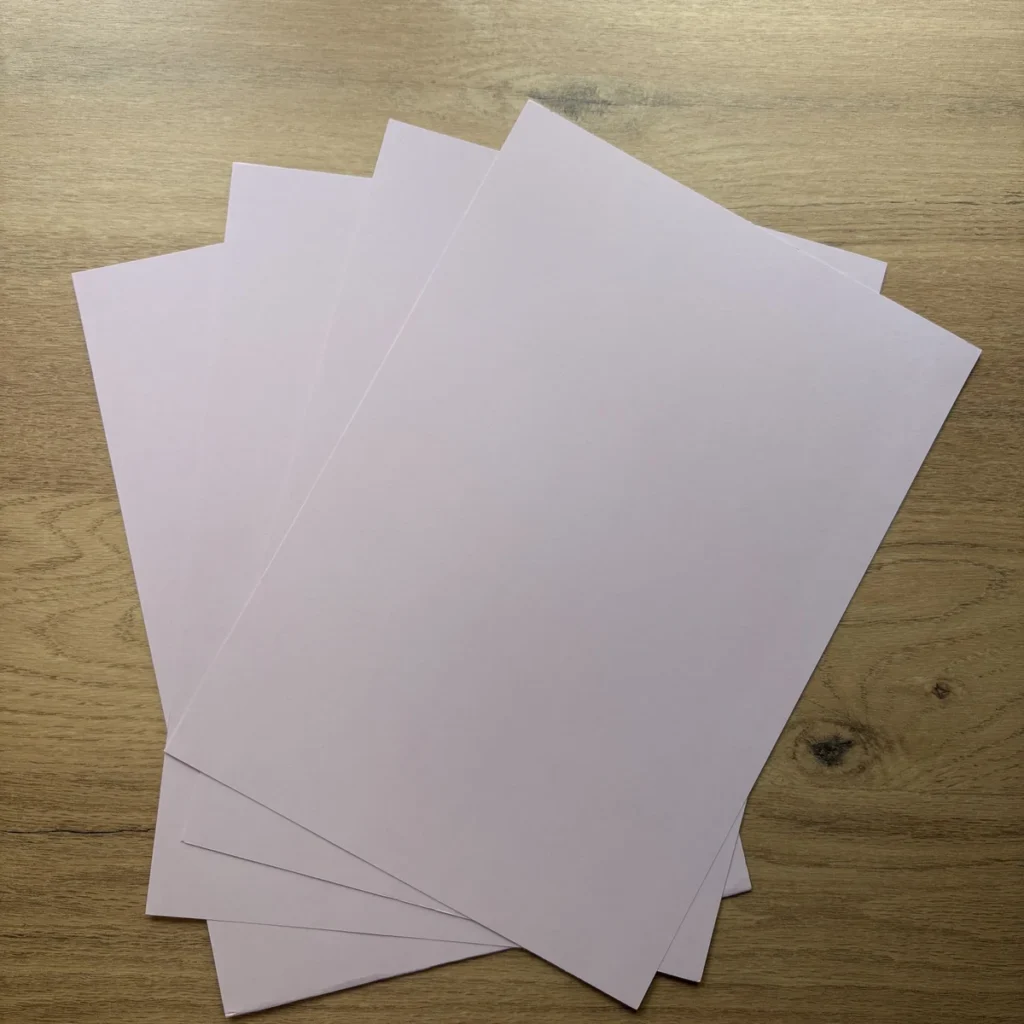 Papel cartão A4 lilás, acabamento fosco – mais de 180 g/m²