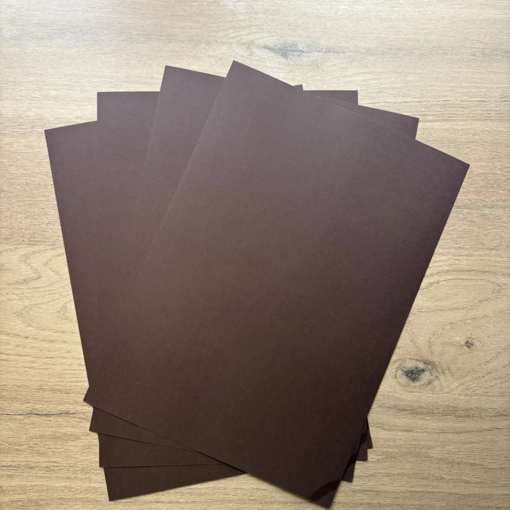 Papel cartão A4 marrom, acabamento fosco – mais de 180 g/m²