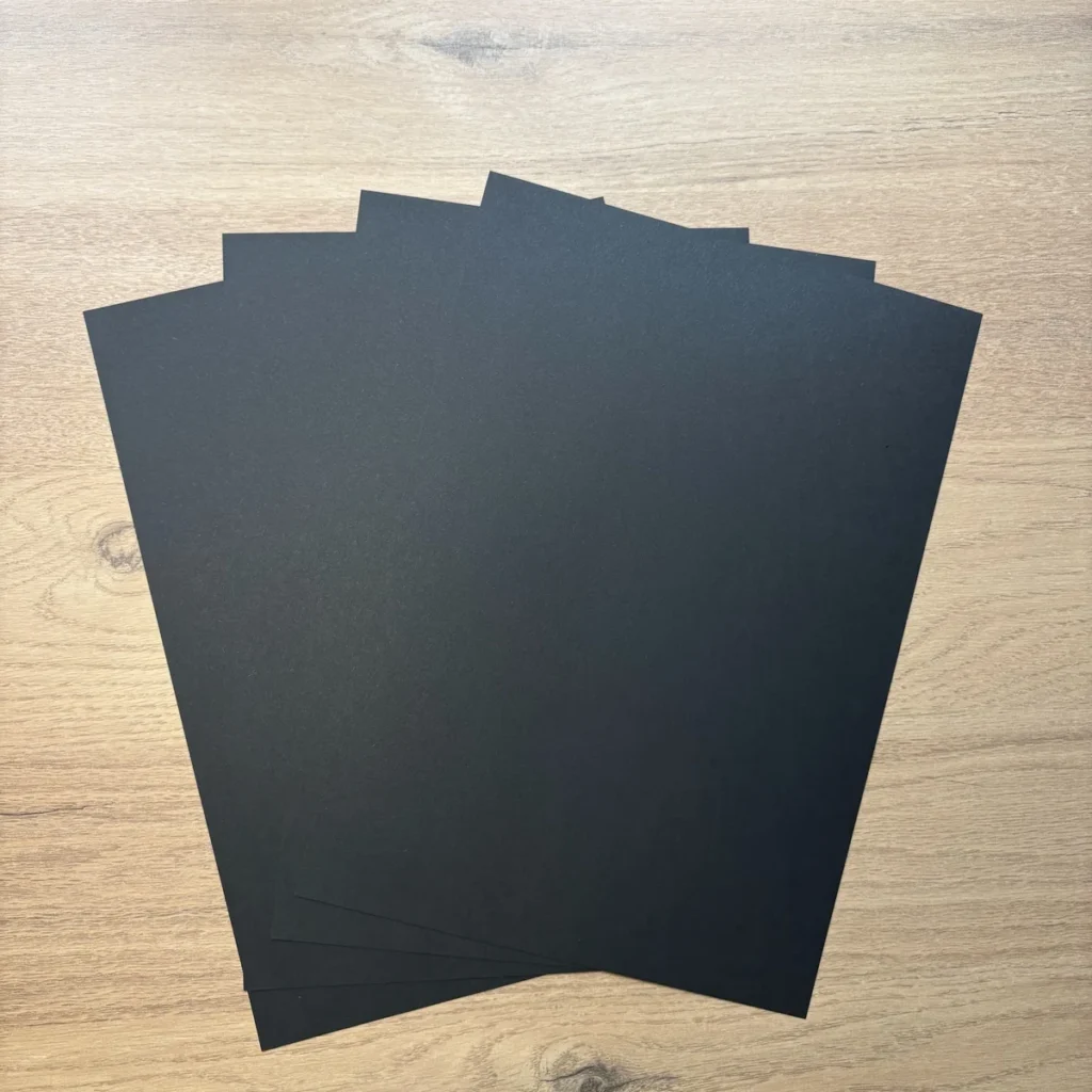 Papel cartão A4 preto, acabamento fosco – mais de 180 g/m²