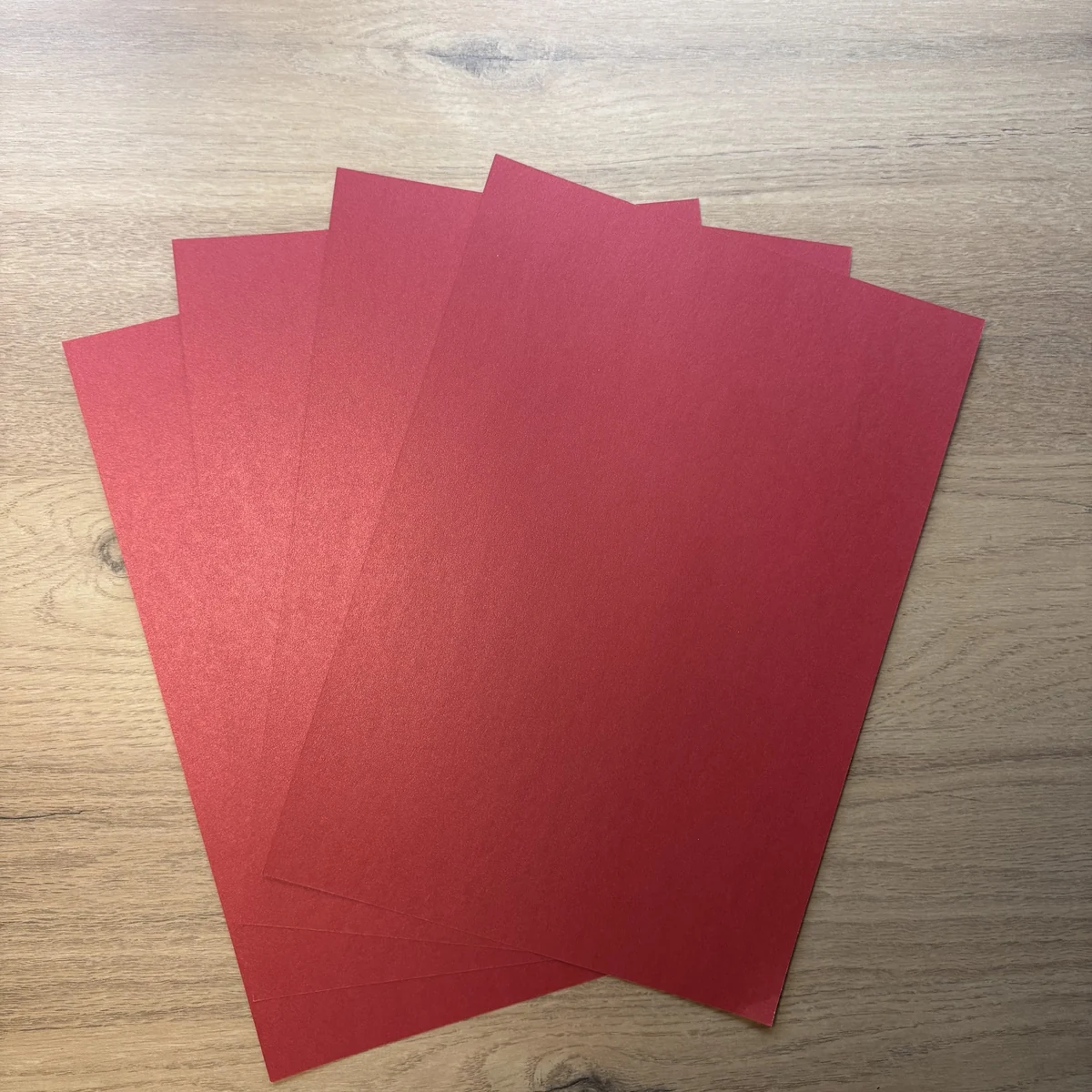 Cartulina A4 rojo grosella, acabado brillante – más de 180 g/m² Cartulina A4 rojo grosella, acabado brillante – más de 180 g/m²
