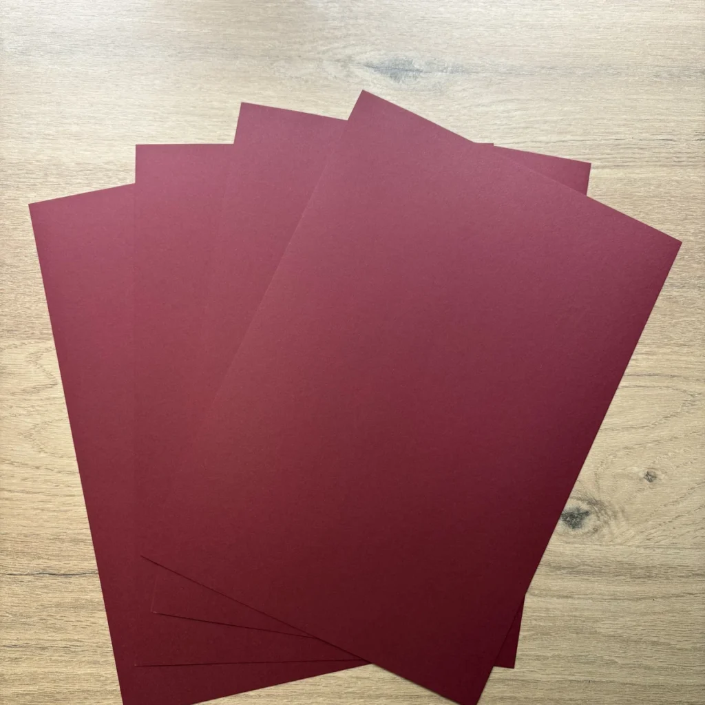 Papel cartão A4 vermelho groselha, acabamento fosco – mais de 180 g/m²