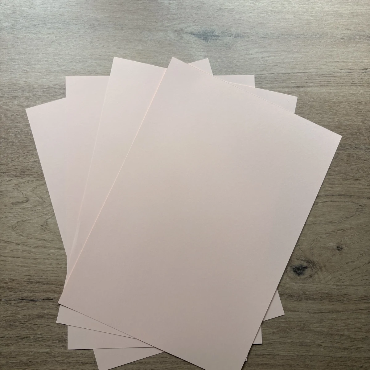 Papel cartão A4 salmão, acabamento fosco – mais de 180 g/m² Papel cartão A4 salmão, acabamento fosco – mais de 180 g/m²
