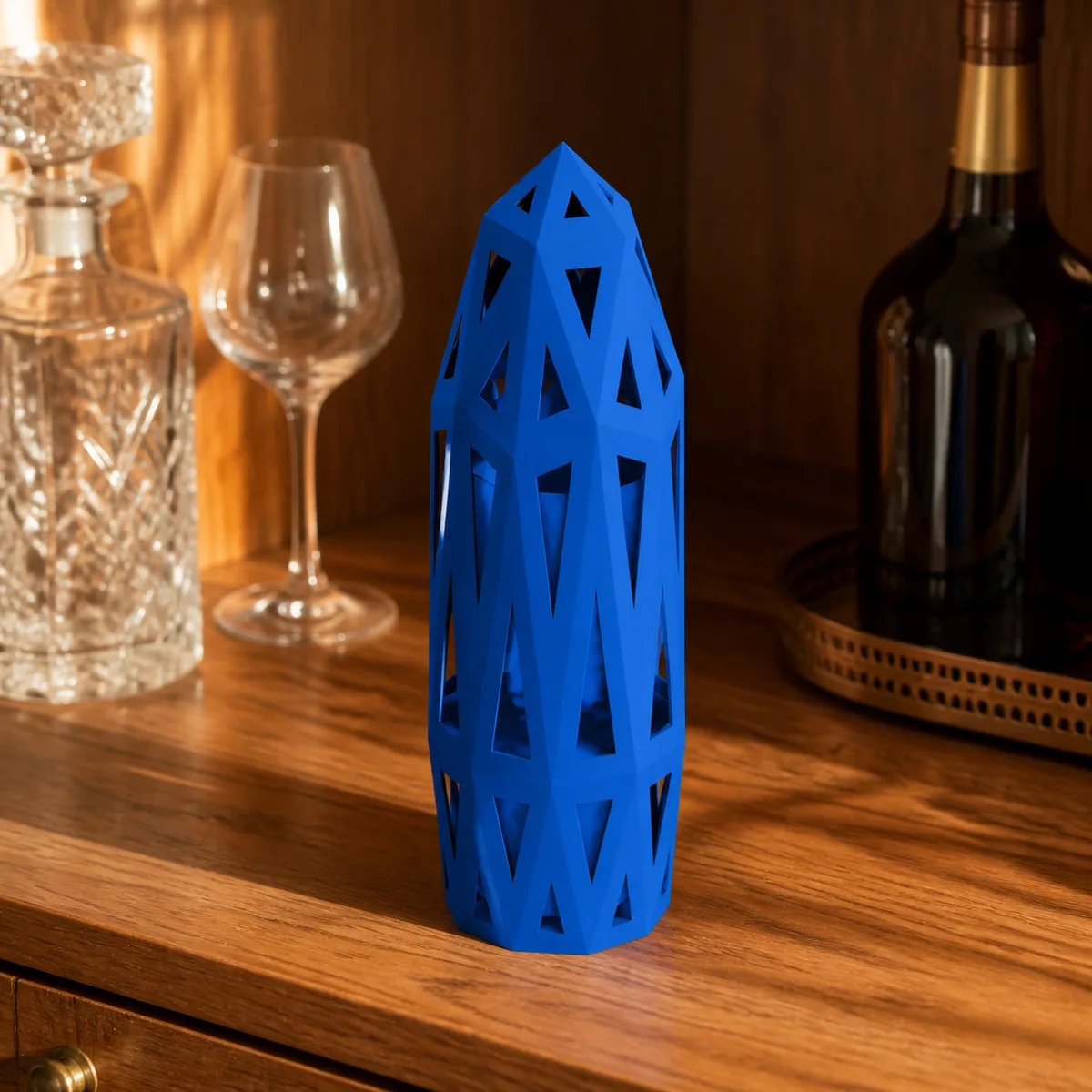 Porte-bouteille dôme bleu en papercraft dans un décor chaleureux