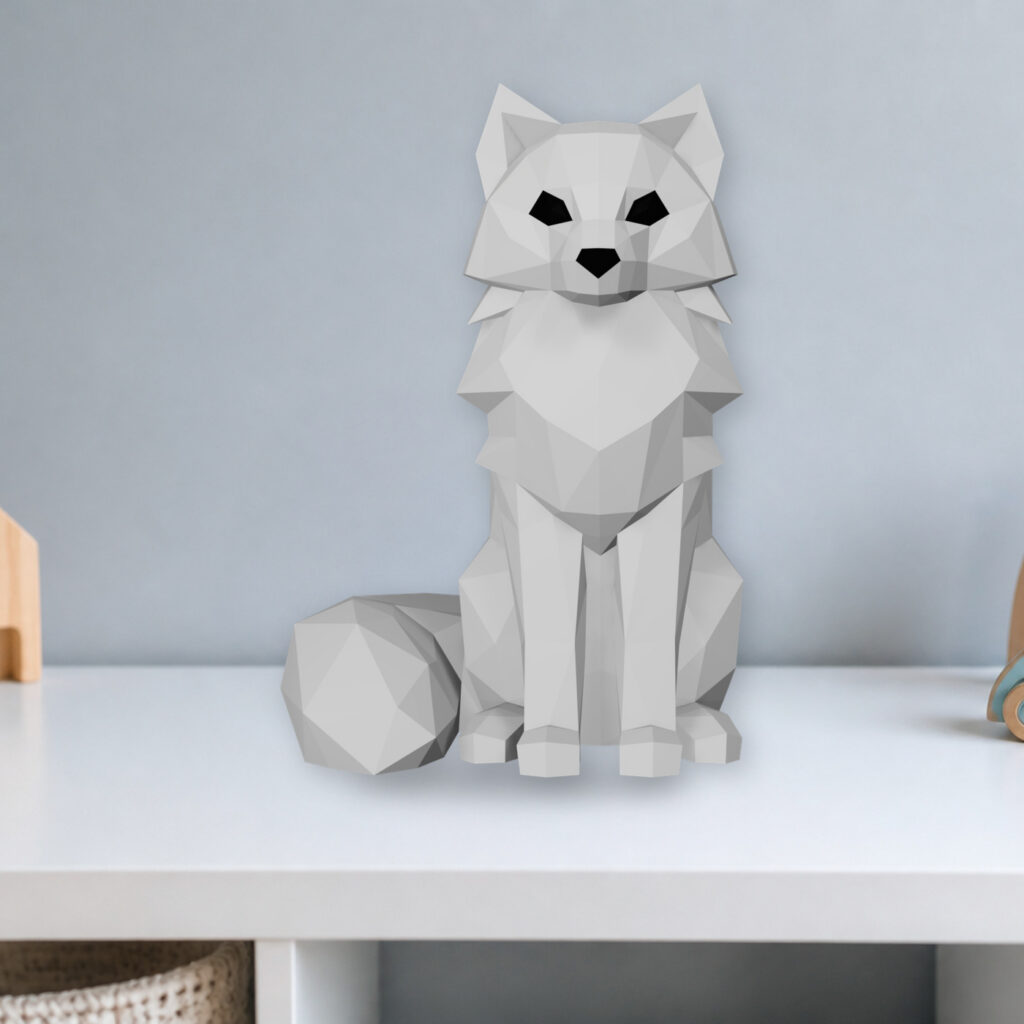 Volpe artica bianca low poly di carta in una cameretta