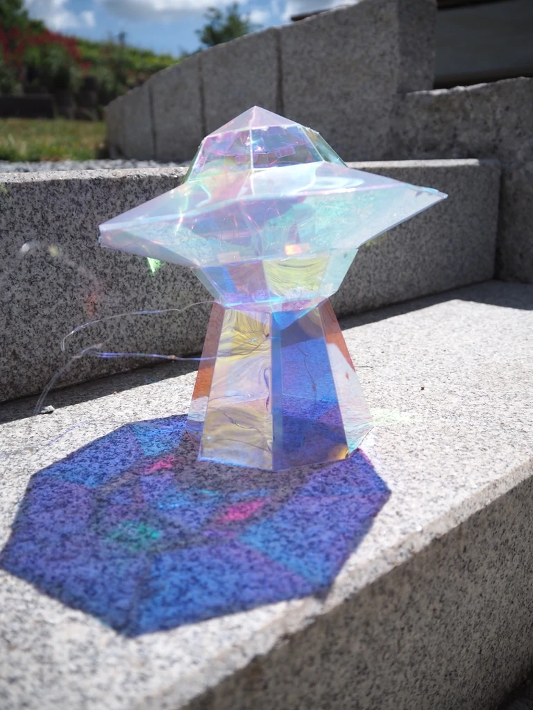 Soucoupe volante holographique lumineuse