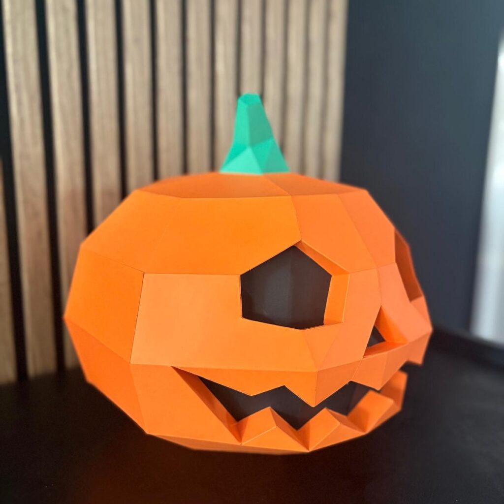 Lächelnder Papercraft-Kürbis für Halloween als 3D-Origami Lächelnder Papercraft-Kürbis für Halloween als 3D-Origami