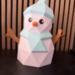Bonhomme de neige à pompon et écharpe bleu clair, papercraft 3D à construire