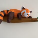 Panda roux endormi sur sa branche : sculpture murale en papier à construire