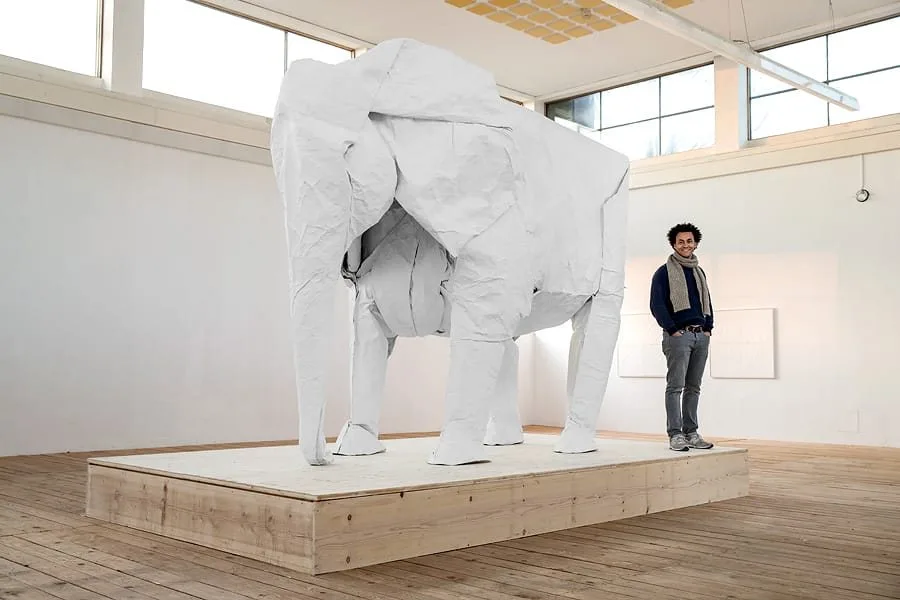 Éléphant grandeur nature en papier plié par Sipho Mabona