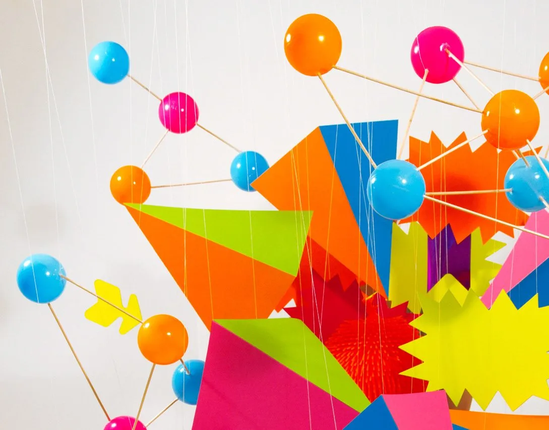 Installation en papier colorée du studio Zim & Zou